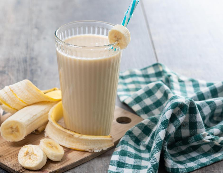 Fresh and healthy banana smoothie in glass | Author: Chandlervid85/Freepik