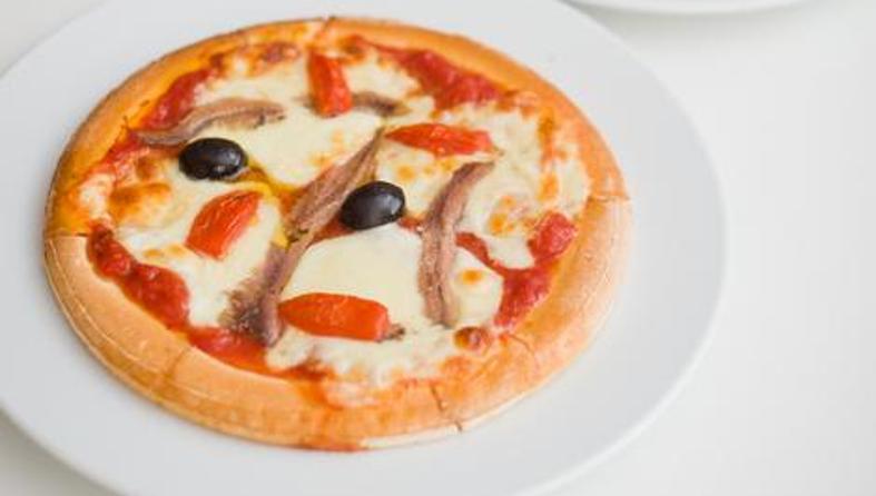 Bezglutenska pizza s inćunima i mozzarellom