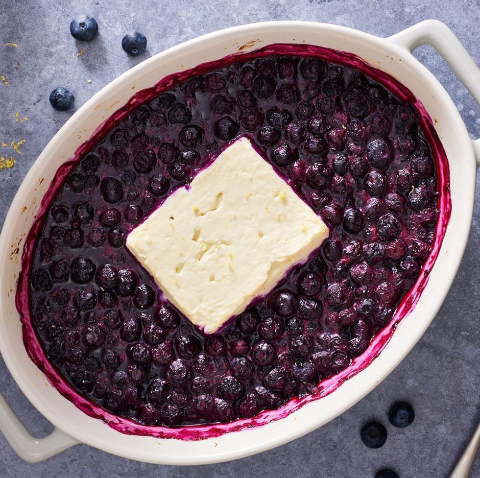 pečena feta s borovnicama | Author: Delish/Pinterest