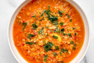 Proteinska juha od crvene leće s limunom i koprom