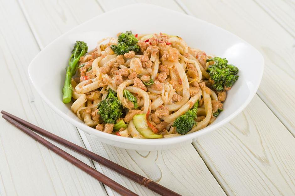 Brokula, piletina i orasi u woku | Author: Shutterstock