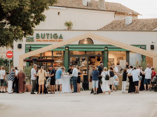 kaštelir, friday tasting ispred Butige