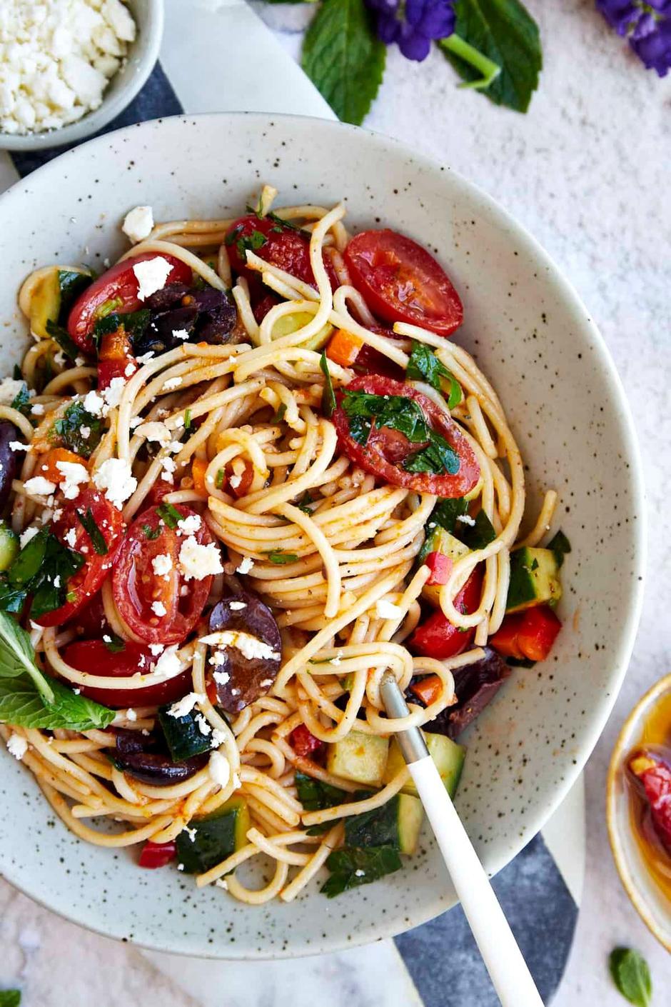 grčki špageti, grčka salata | Author: Food Dolls/Pinterest