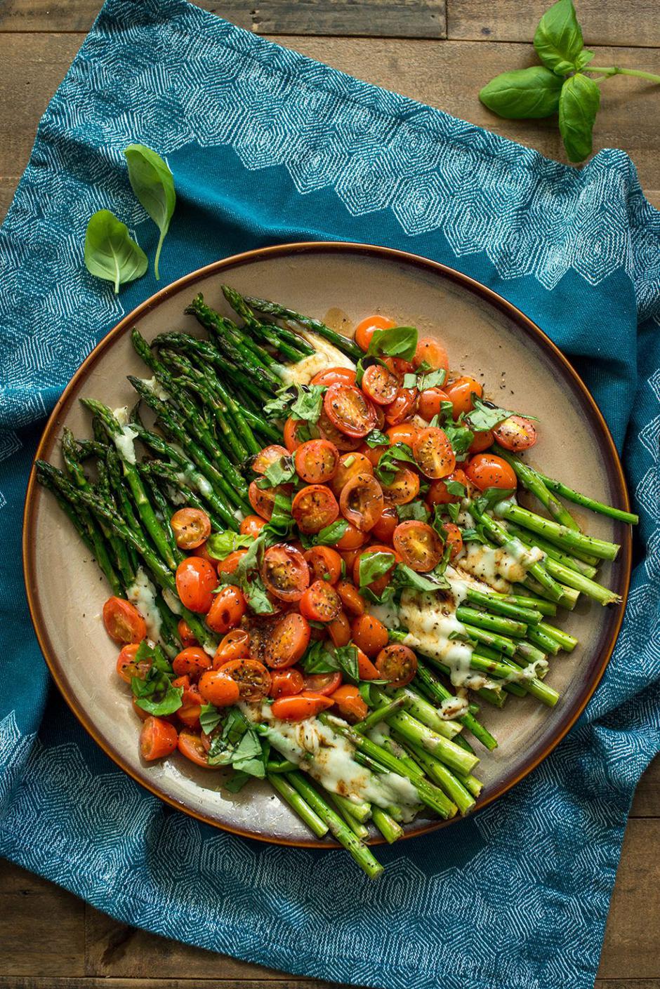 caprese šparoge | Author: Nibblesandfeasts.com/Pinterest