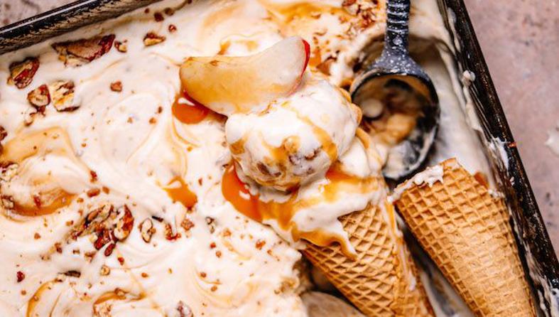 Isprobaj sladoled od breskve s karamel-bourbon preljevom