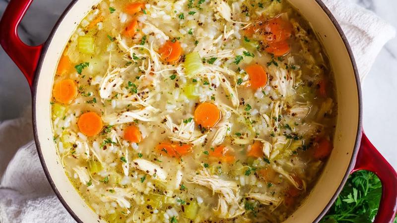 Ljekovita pile&cacute;a juha s ri&zcaron;om