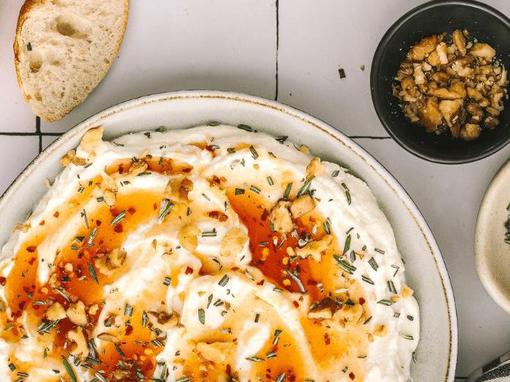 dip od sira i ljutog meda