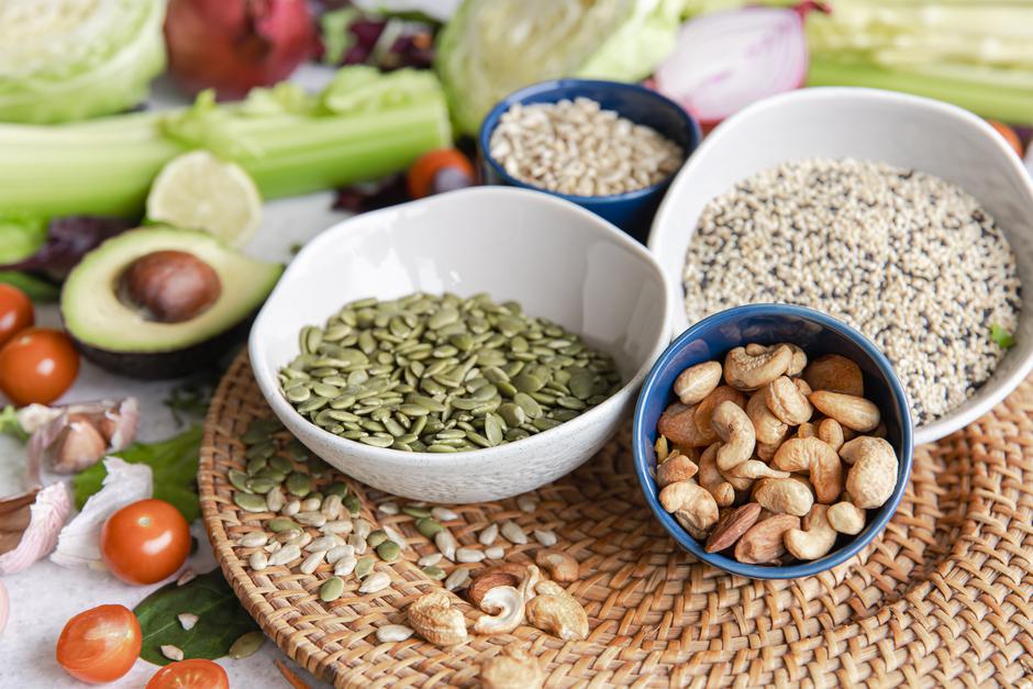 Pumpkin seeds, nuts and chia seeds and other healthy foods on the kitchen table. | Author: Pvproductions / Freepik