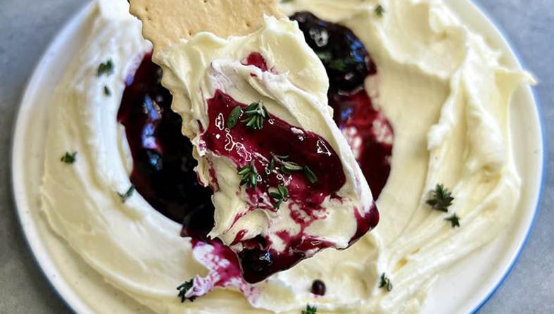 Najkremastiji namaz od brie sira s medom i džemom