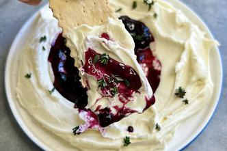 Najkremastiji namaz od brie sira s medom i džemom