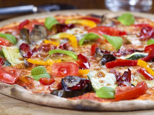 Integralna slano-ljuta pizza s fetom i paprikama