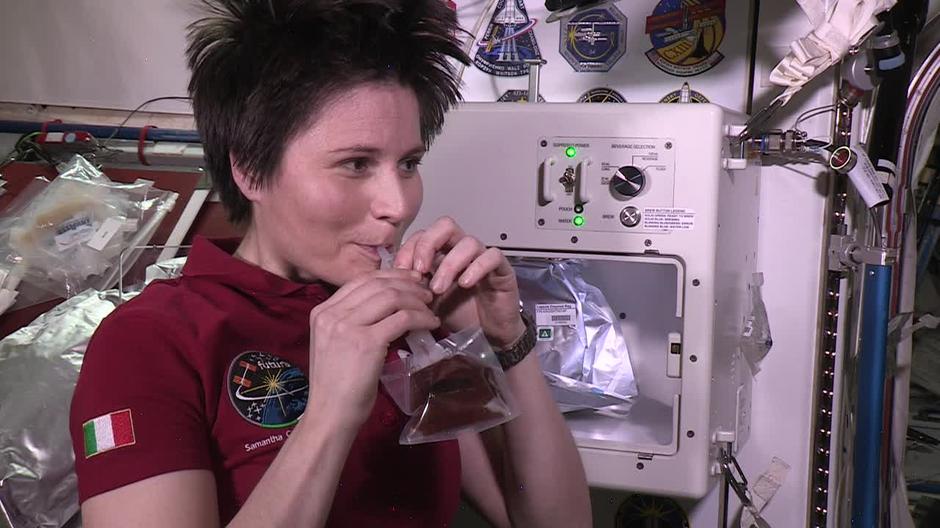 Žena u svemiru pije kavu | Author: Promo