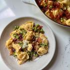 Složi torteline s burratom, graškom i pršutom za brz, ali prefin ručak