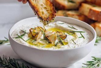 dip s pečenim češnjakom