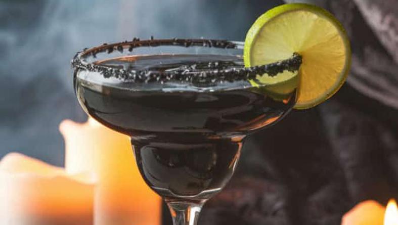 Crna Halloween margarita s absintom