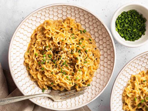 miso ramen rezanci s kikiriki maslacem