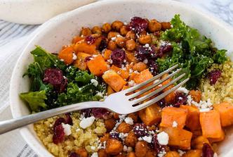 Topla salata s pečenim povrćem i žitaricama