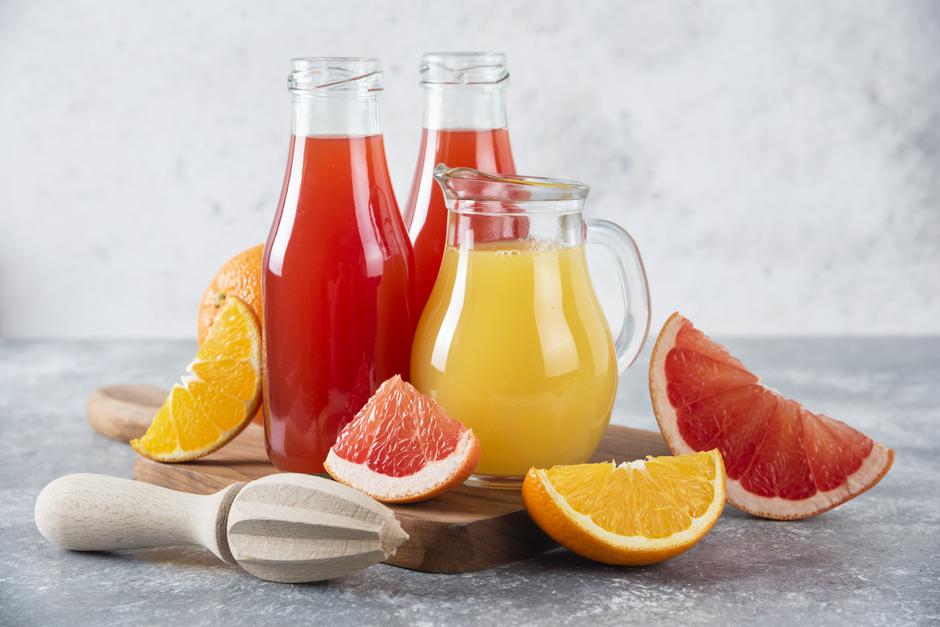 Glass pitchers of grapefruit juice with slices of orange fruits | Author: azerbaijan_stockers / Freepik