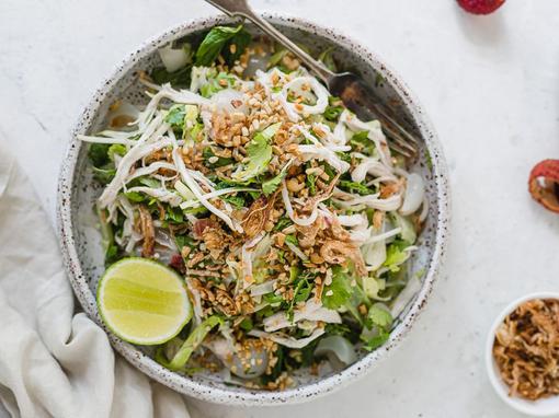 Salata od piletine s kokosom i limetom