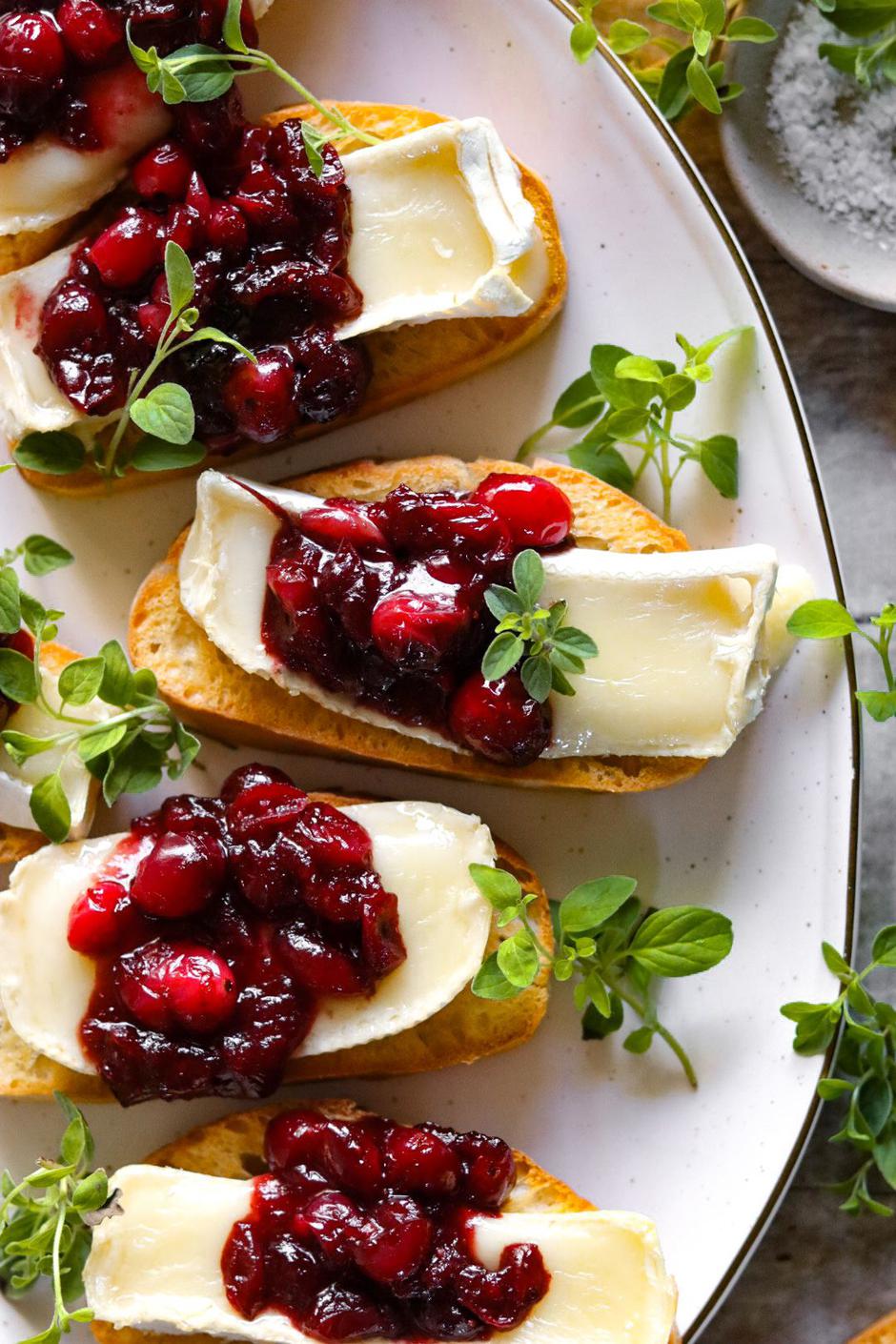 Bruschette s brie sirom, brusnicama i narom | Author: Kellie Karbach, The Foul-Mouth Gourmet/Pinterest