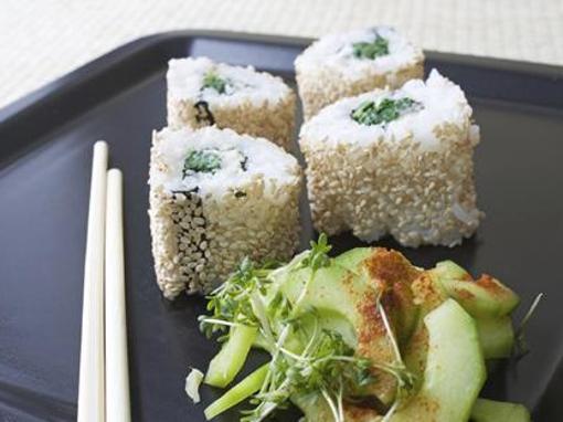Uramaki sushi sa sezamom
