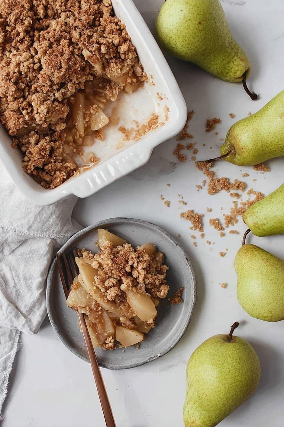 crumble s kruškama | Author: happymuncher.com/Pinterest