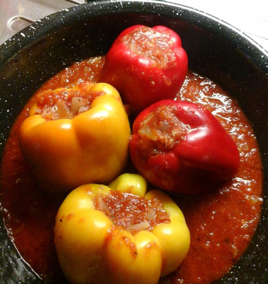 Paprike punjene krumpirom i lećom u umaku od rajčice