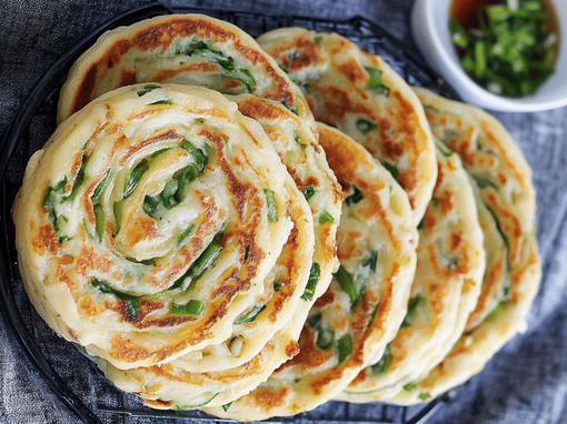 slane palačinke s mladim lukom