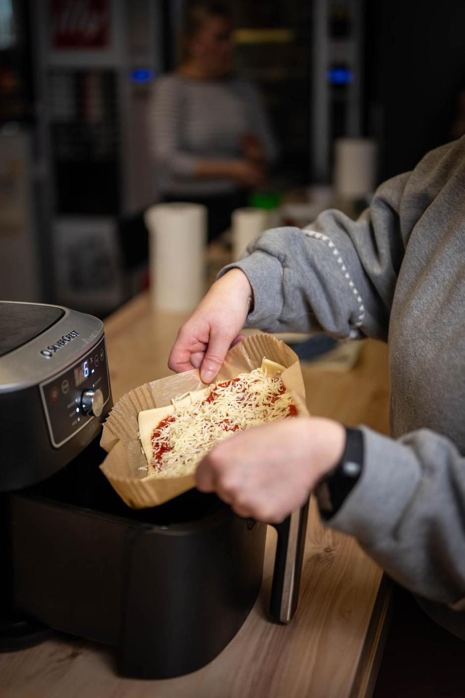 24SATA Zagreb: Isprobavanje pečenja pizze u airfryeru | Author: Neva Zganec/PIXSELL