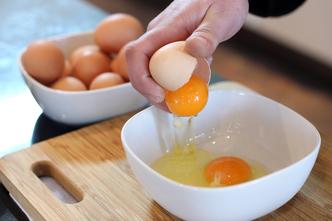 Kako razbiti jaje s jednom rukom?