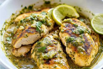 Sočna piletina iz pećnice sa zelenom salsom i sirom