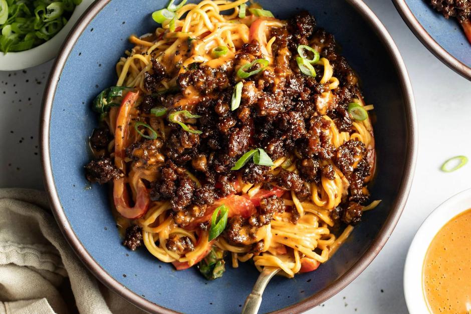 Karamelizirana govedina s rezancima u kikiriki umaku | Author: Pinch of Yum/Pinterest