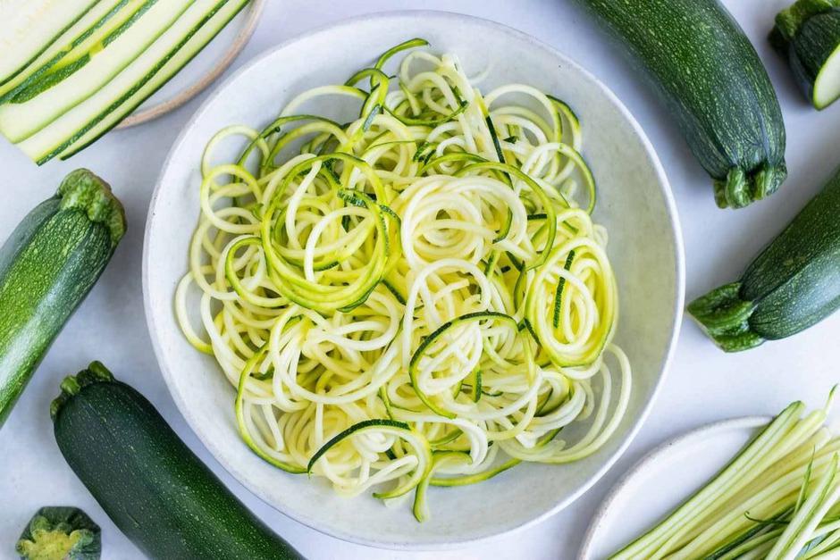 Rezanci od tikvica s đumbirom, sojom i kozicama | Author: @evolvingtable Pinterest