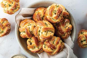 peciva sa sezamom i mladim lukom