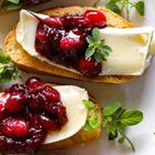 Bruschette s brie sirom, brusnicama i narom