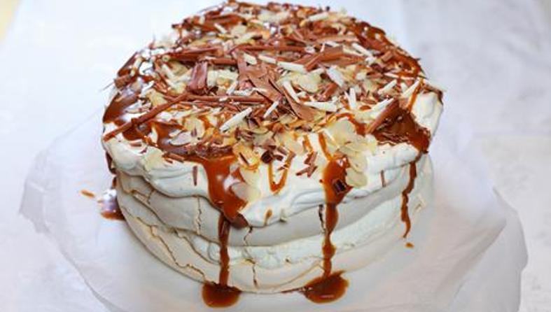 Torta s bademima i karamelom