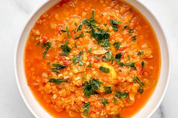 Proteinska juha od crvene leće s limunom i koprom