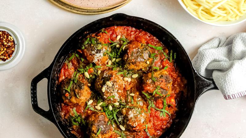 Mesne okruglice s harissa pastom i tu&ccaron;enom fetom