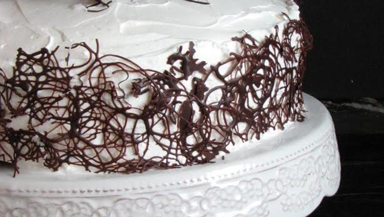Tiramisu-torta-s-čokoladnom-ogradicom