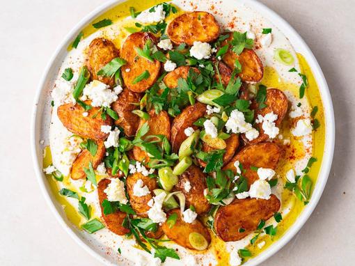 pečeni krumpir i umak od feta sira