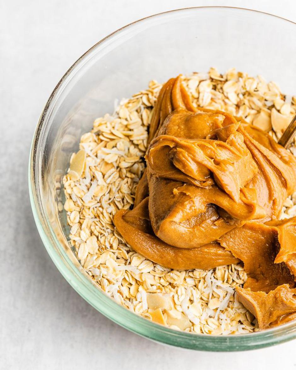 Mini energetski zalogaji s kikirikijem i zobenim pahuljicama | Author: @livveganstrong Pinterest
