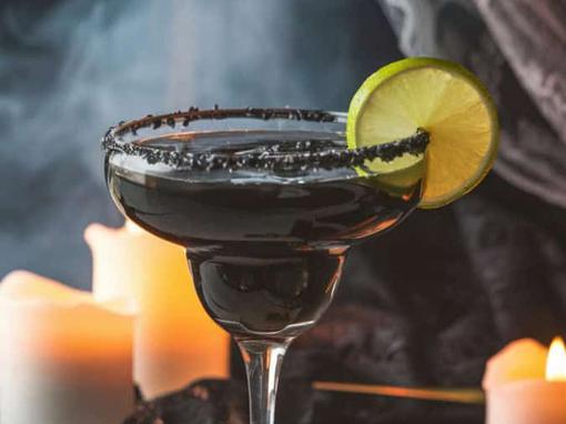Crna Halloween margarita s absintom