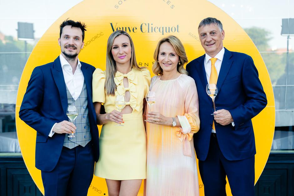 Veuve Clicquot Solaire Tables | Author: Press