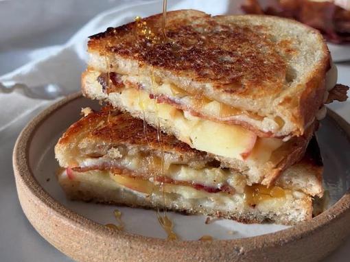 grilled cheese sendvič s jabukom i prženom slaninom