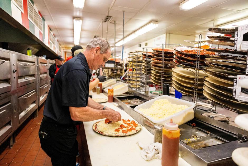 Joe Aurelio makes a a pepperoni pizza at Aurelio’s Pizza, where then-Cardinal Robert F. Prevost, now Pope Leo XIV, dined months earlier in Homewood | Author: Carlos Osorio/REUTERS