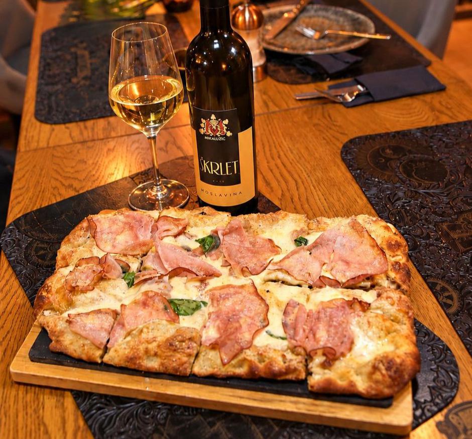 vino uz pizzu | Author: Julio Frangen