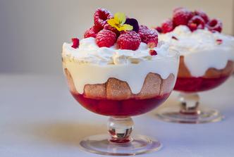 Trifle s malinama