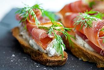 crostini s pancetom i lsosom.jpg