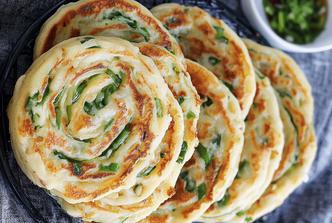 slane palačinke s mladim lukom