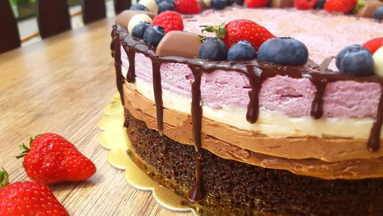 torta od tri vrste čokolade i borovnica
